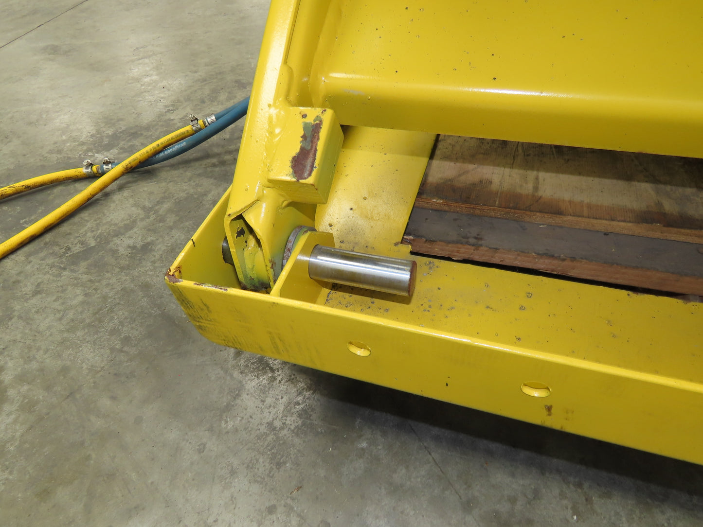 Knight FLT5257 Pneumatic Lift Tilt Table Tote Tipper 4000lb 30° Degree 57x52"