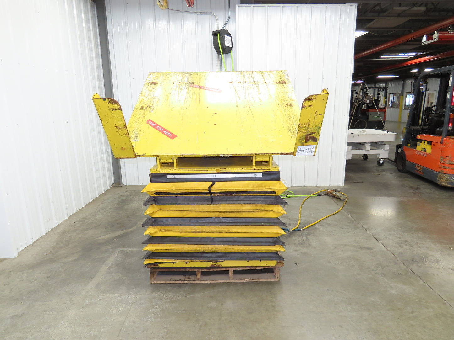 Knight FLT5257 Pneumatic Lift Tilt Table Tote Tipper 4000lb 30° Degree 57x52"