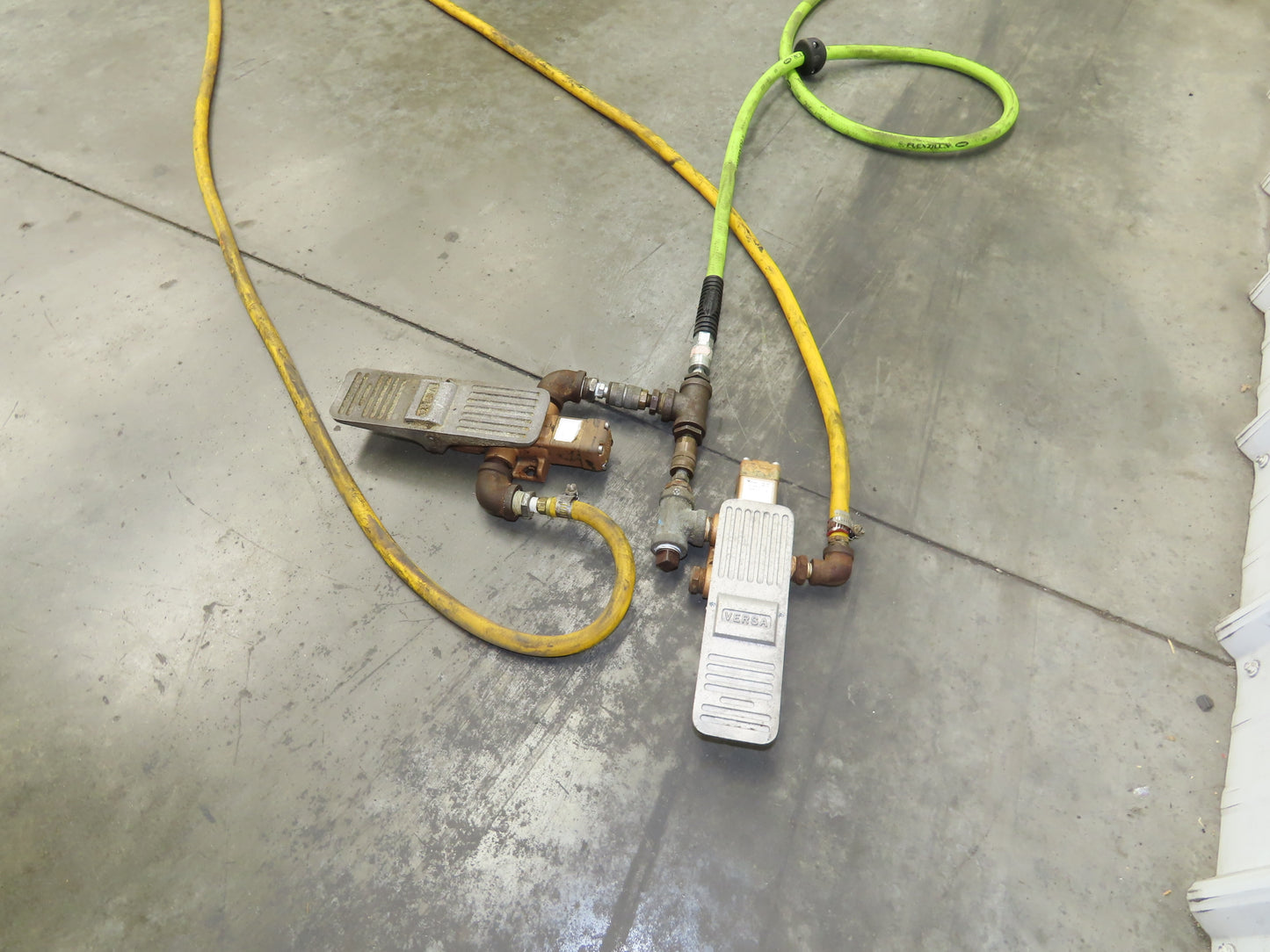 Knight FLT5257 Pneumatic Lift Tilt Table Tote Tipper 4000lb 30° Degree 57x52"