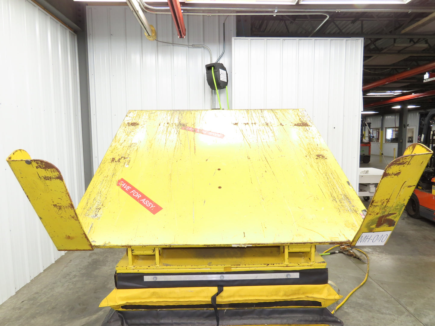 Knight FLT5257 Pneumatic Lift Tilt Table Tote Tipper 4000lb 30° Degree 57x52"