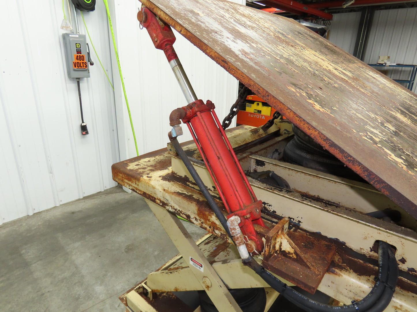 Pneumatic Lift Tilt Table Tote Tipper 2000lb 28° Degree 50x46" Top