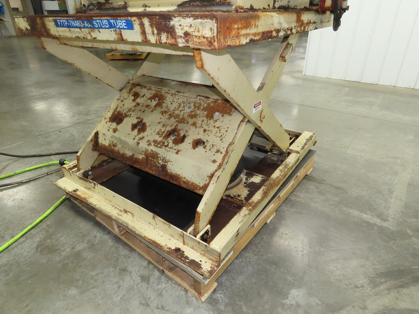 Pneumatic Lift Tilt Table Tote Tipper 2000lb 28° Degree 50x46" Top