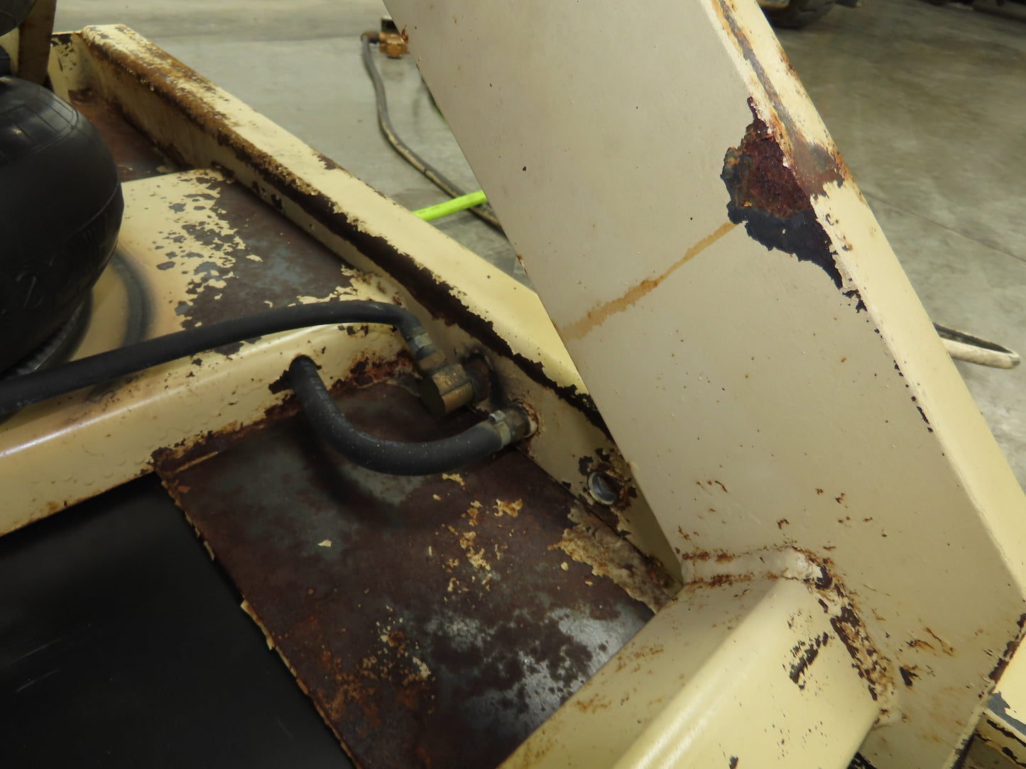 Pneumatic Lift Tilt Table Tote Tipper 2000lb 28° Degree 50x46" Top