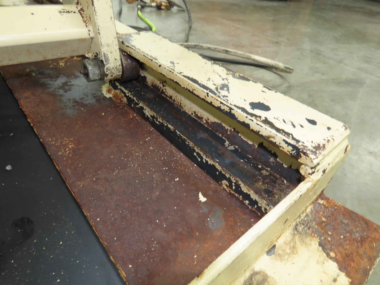 Pneumatic Lift Tilt Table Tote Tipper 2000lb 28° Degree 50x46" Top