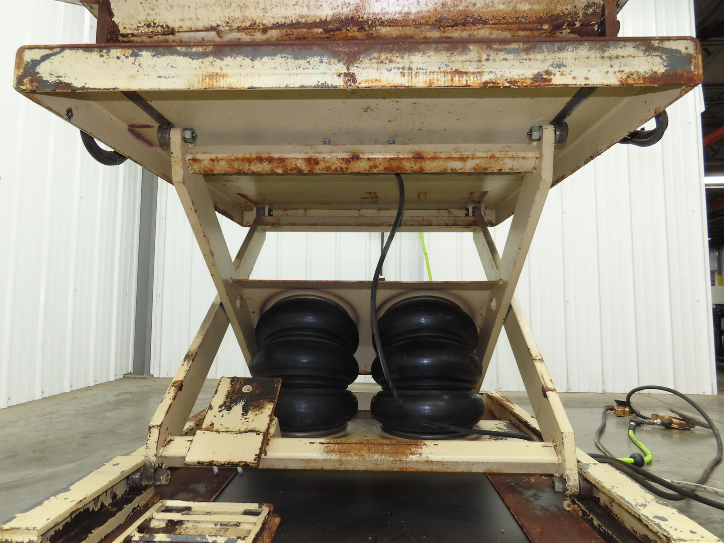 Pneumatic Lift Tilt Table Tote Tipper 2000lb 28° Degree 50x46" Top