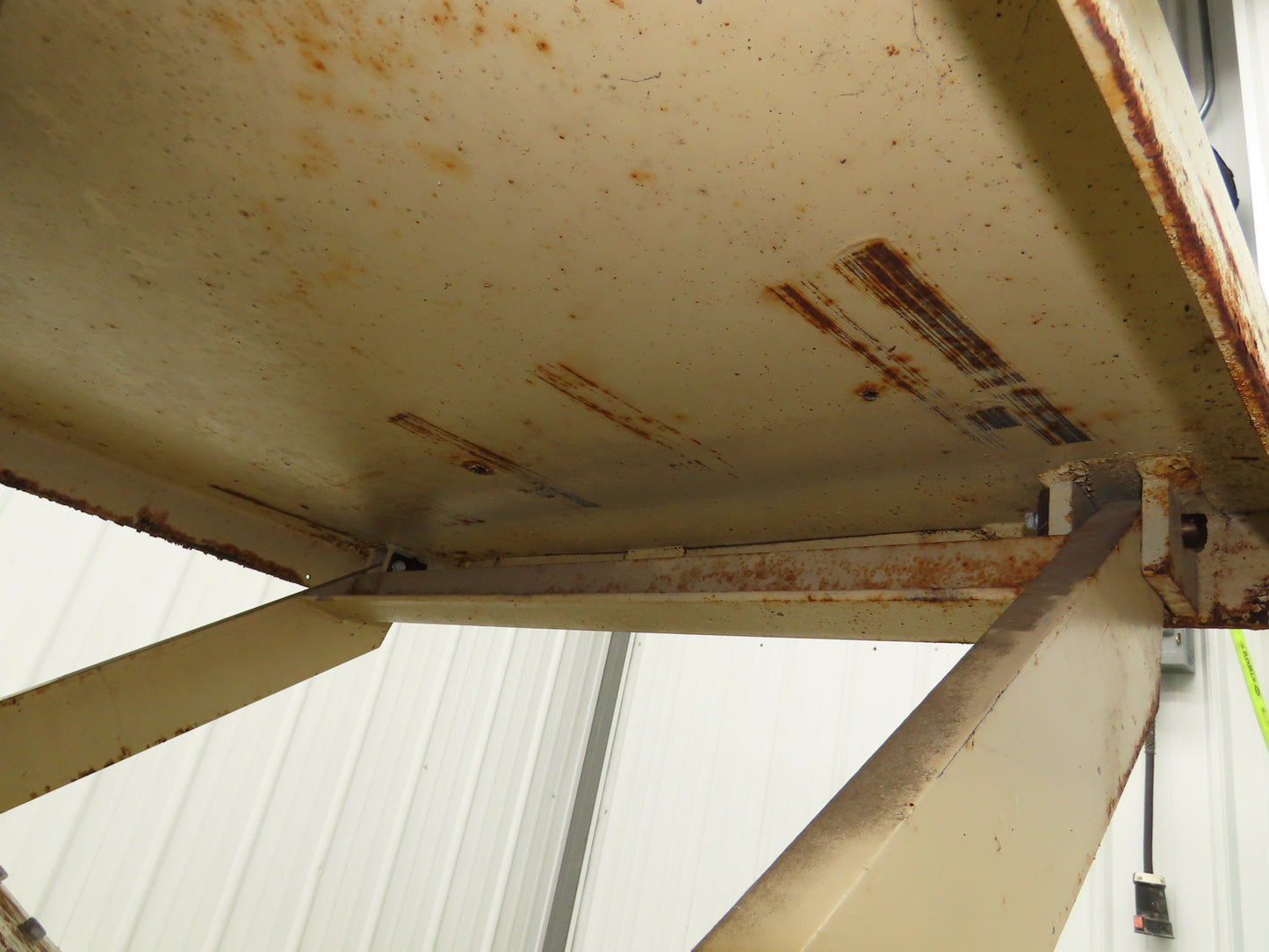 Pneumatic Lift Tilt Table Tote Tipper 2000lb 28° Degree 50x46" Top