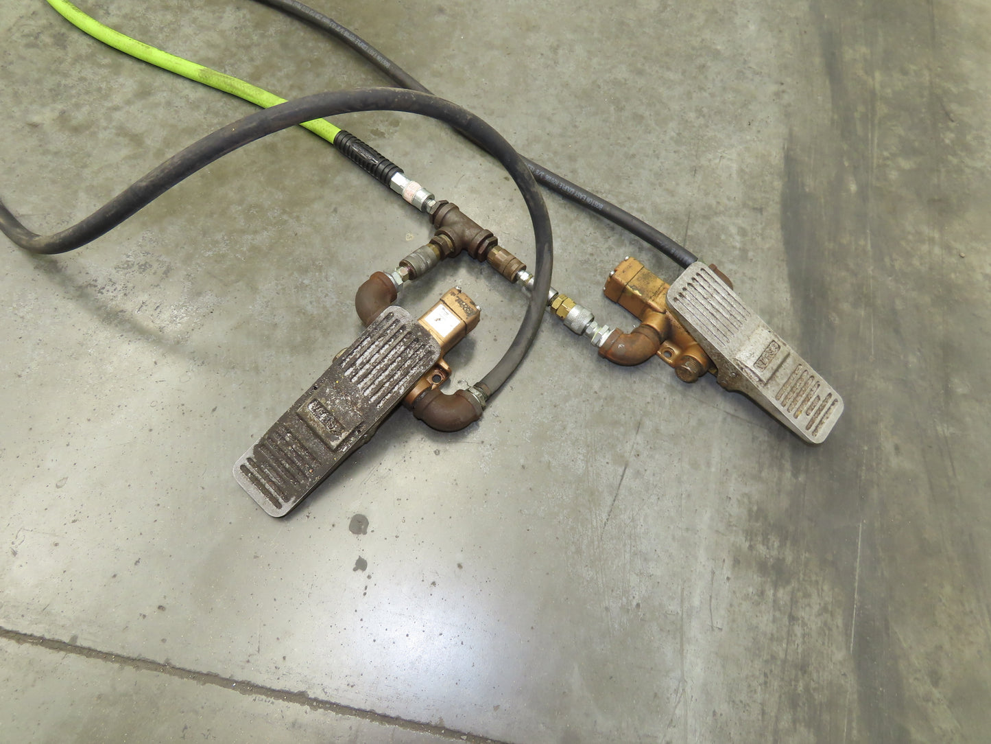 Pneumatic Lift Tilt Table Tote Tipper 2000lb 28° Degree 50x46" Top