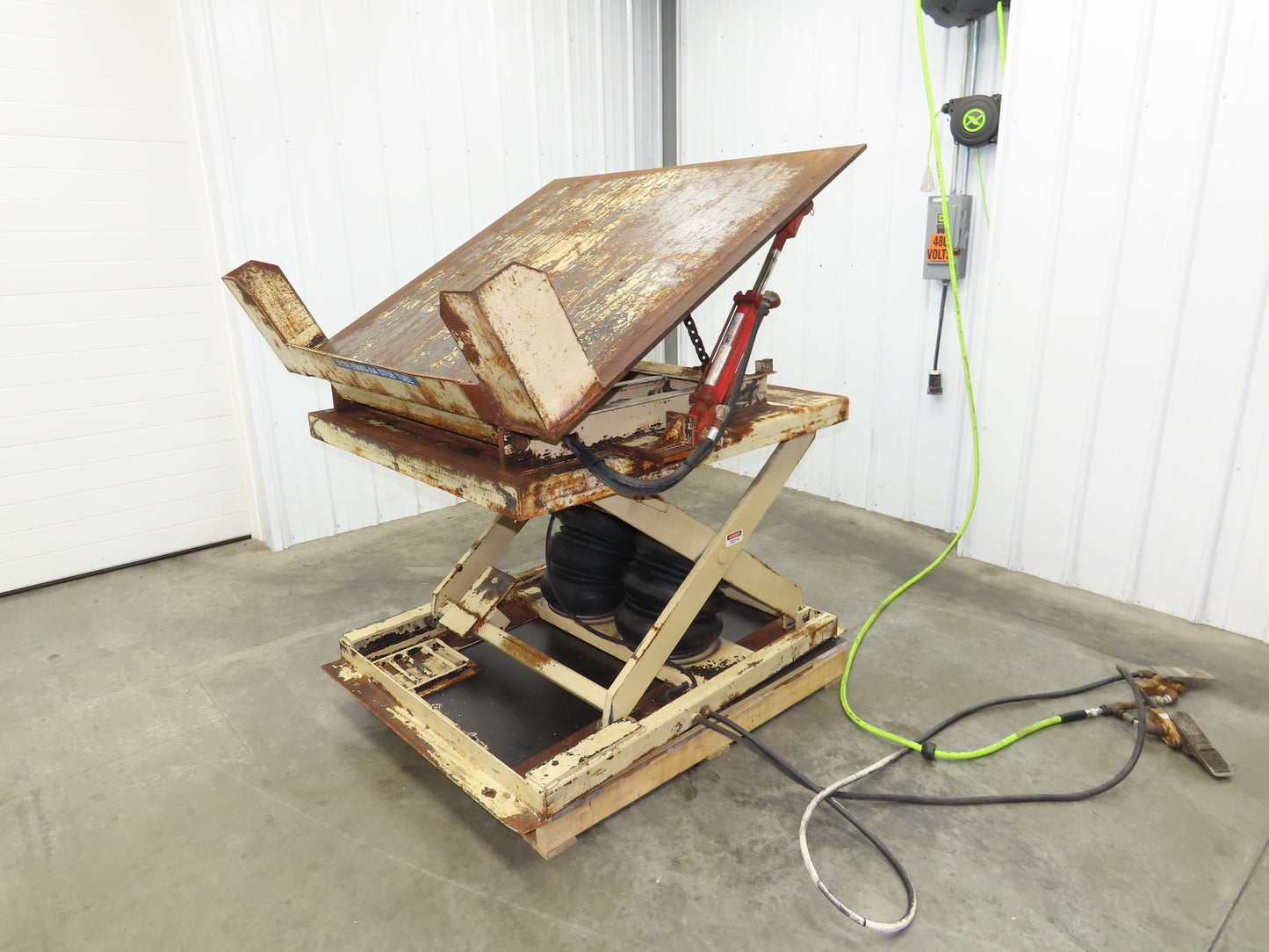 Pneumatic Lift Tilt Table Tote Tipper 2000lb 28° Degree 50x46" Top