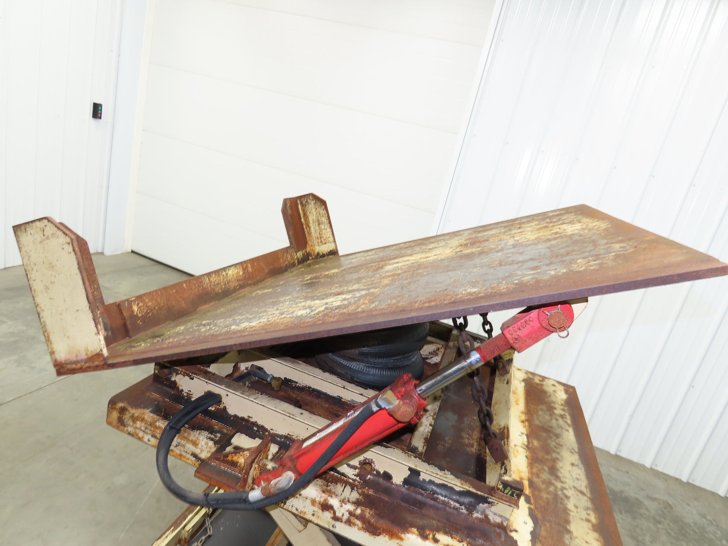 Pneumatic Lift Tilt Table Tote Tipper 2000lb 28° Degree 50x46" Top