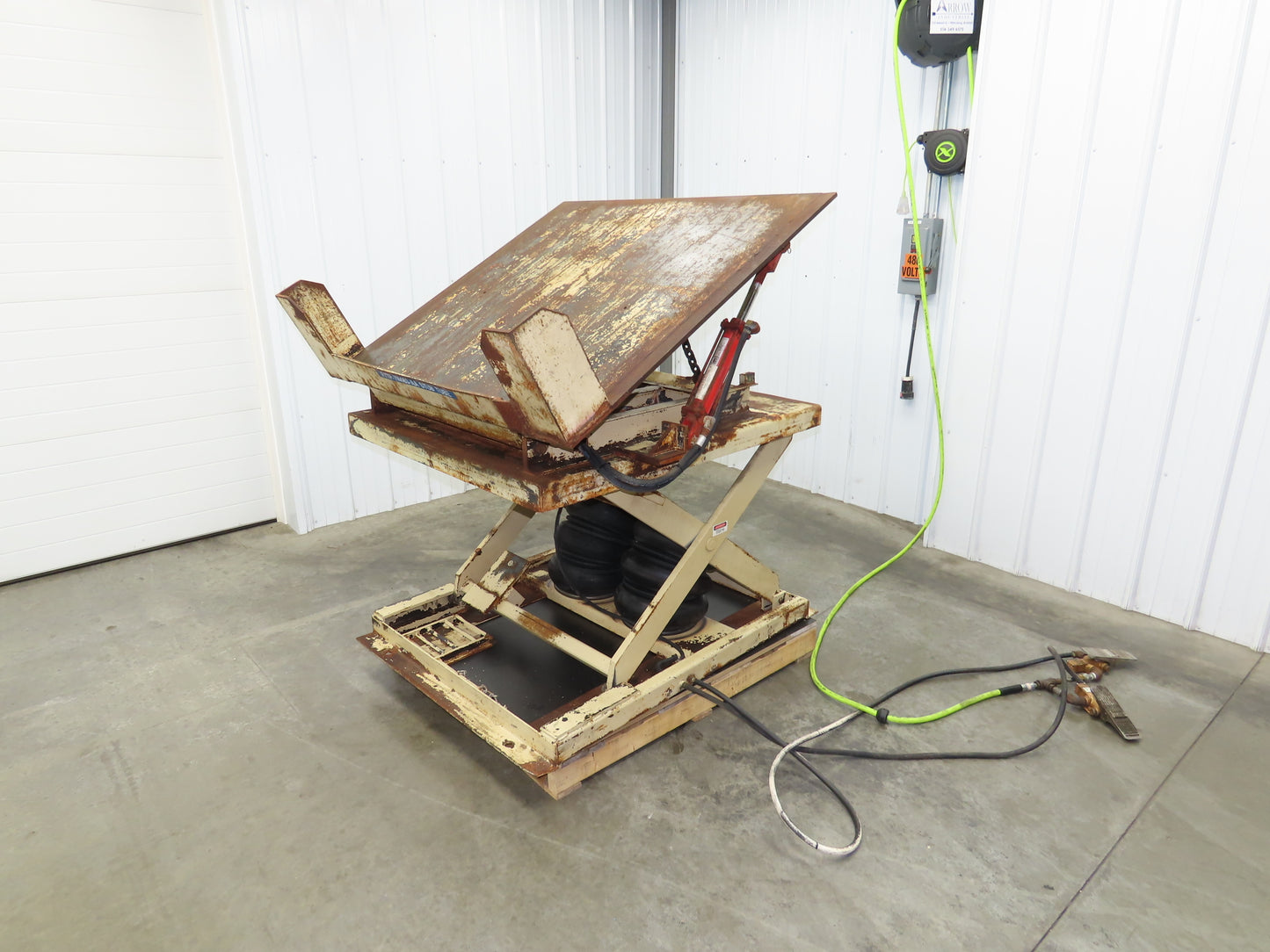 Pneumatic Lift Tilt Table Tote Tipper 2000lb 28° Degree 50x46" Top