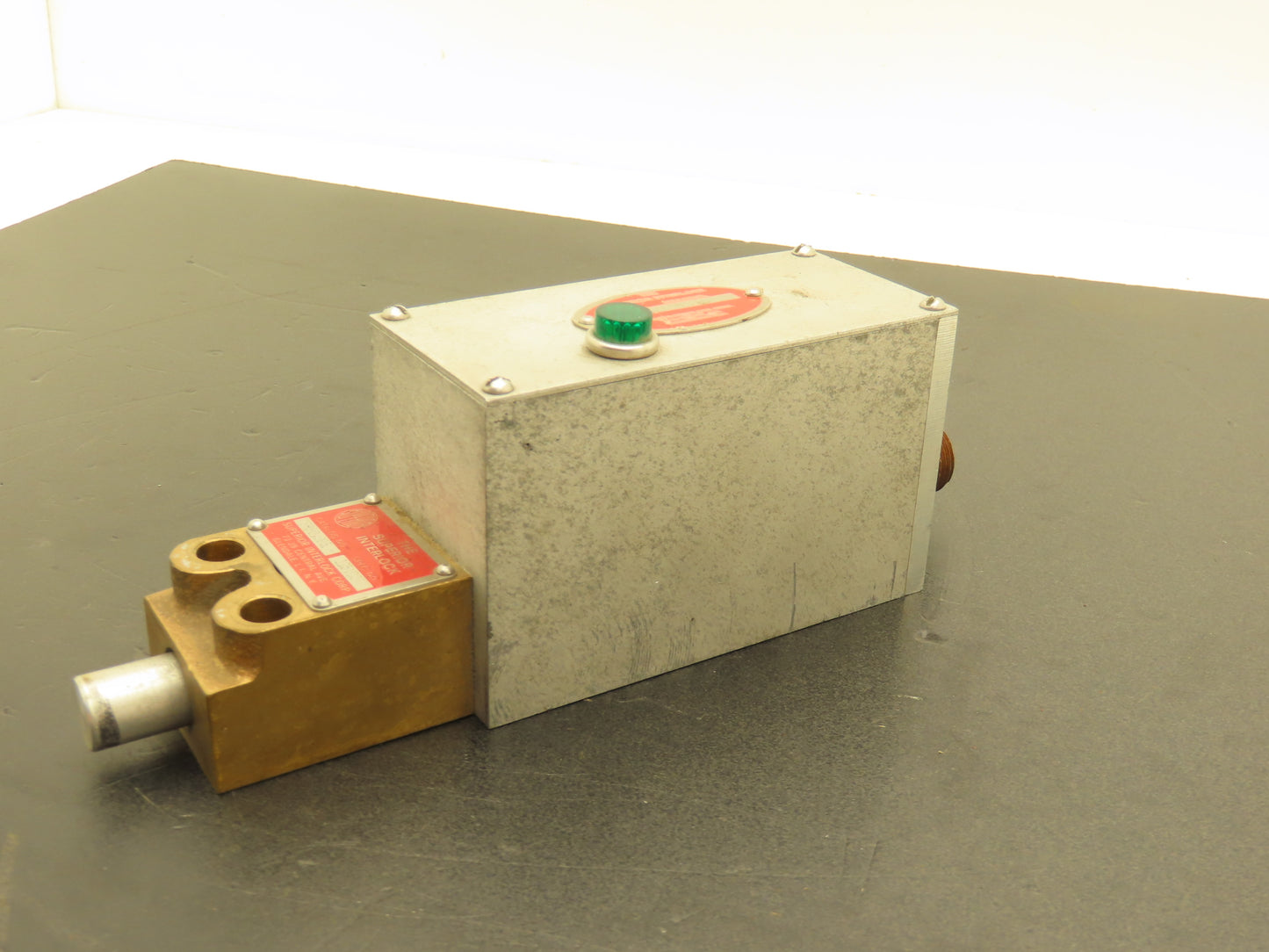 Superior Interlock B-90.995 Safety Interlock Device 125VDC Activated Solenoid