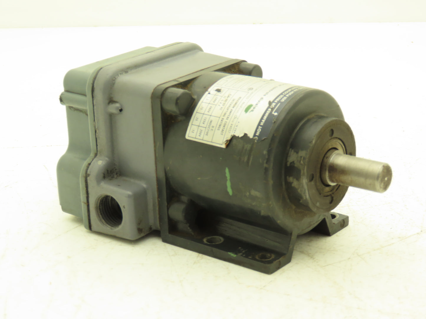 Hubbell  2210-232CC13  Pilot Duty Speed Switch Industrial Controls 5/8" Shaft