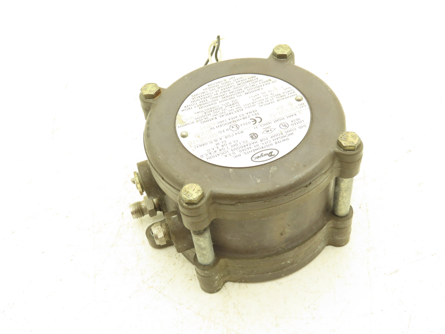 Dwyer 1950G-0-B-24 Explosion Proof Differential Pressure Switch 24VDC/120-240VAC