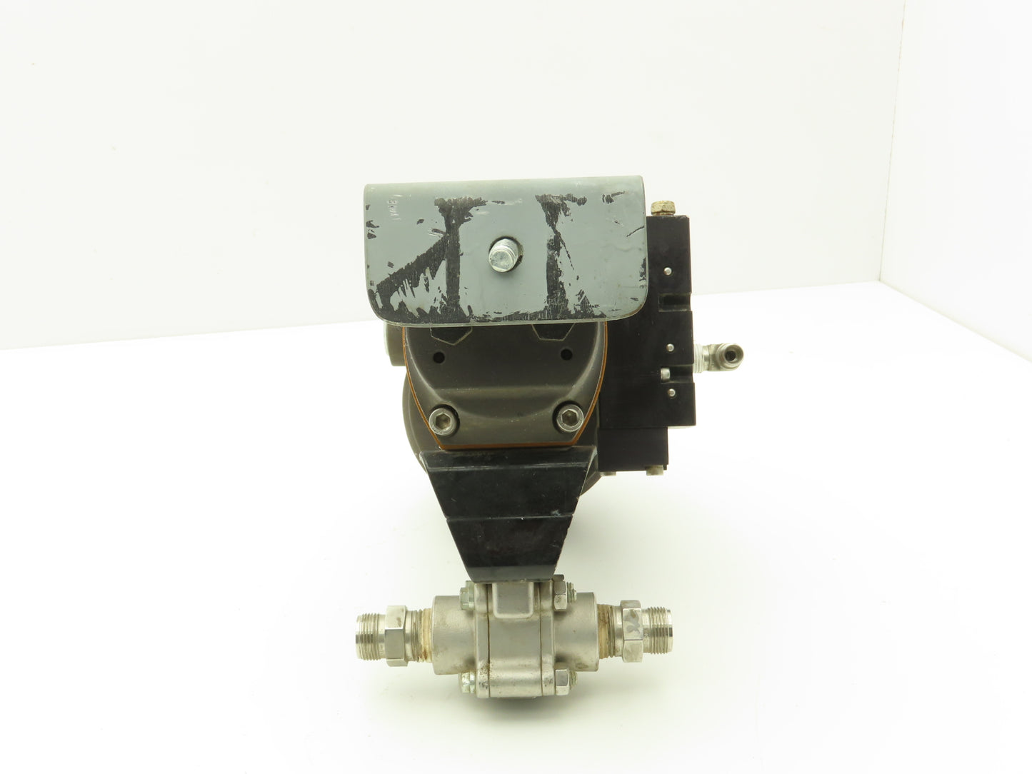 Flowserve 10I 39 SZMS24A P BC R6 Pneumatic Actuator with 1/2"NPT SS Ball Valve