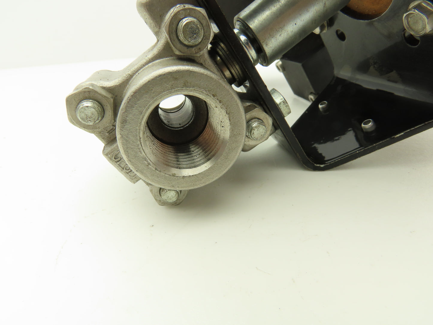 Flowserve 10I9 39 SZMS24A P BC R6 Pneumatic Actuator with 1/2"NPT SS Ball Valve