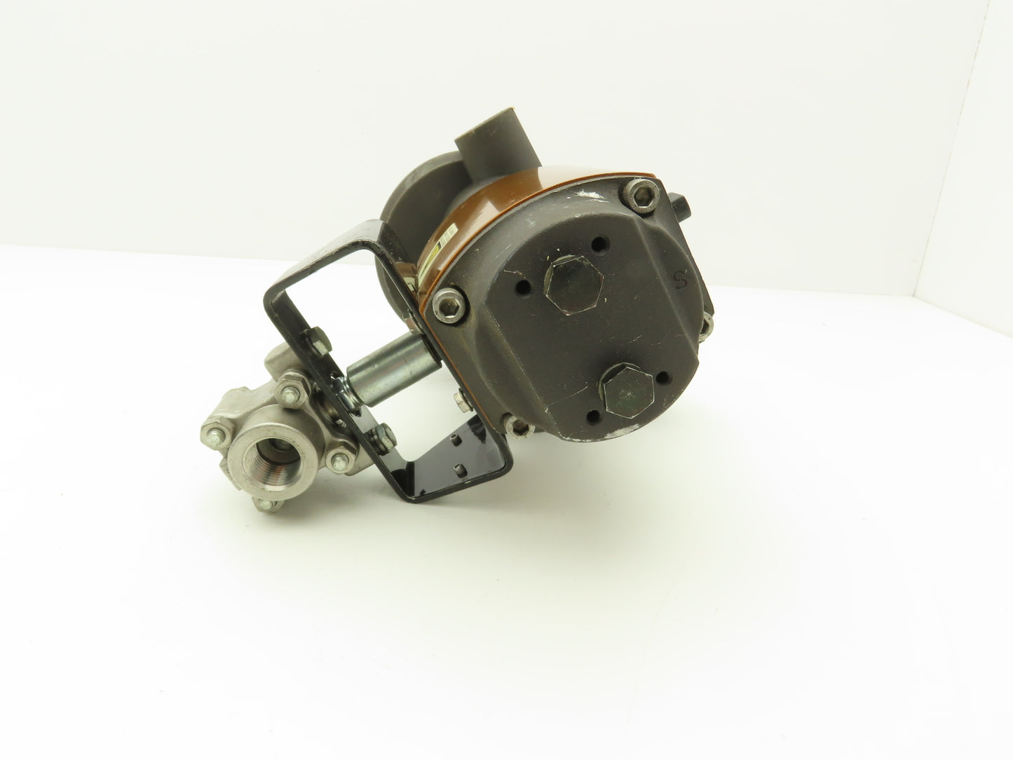 Flowserve 10I9 39 SZMS24A P BC R6 Pneumatic Actuator with 1/2"NPT SS Ball Valve