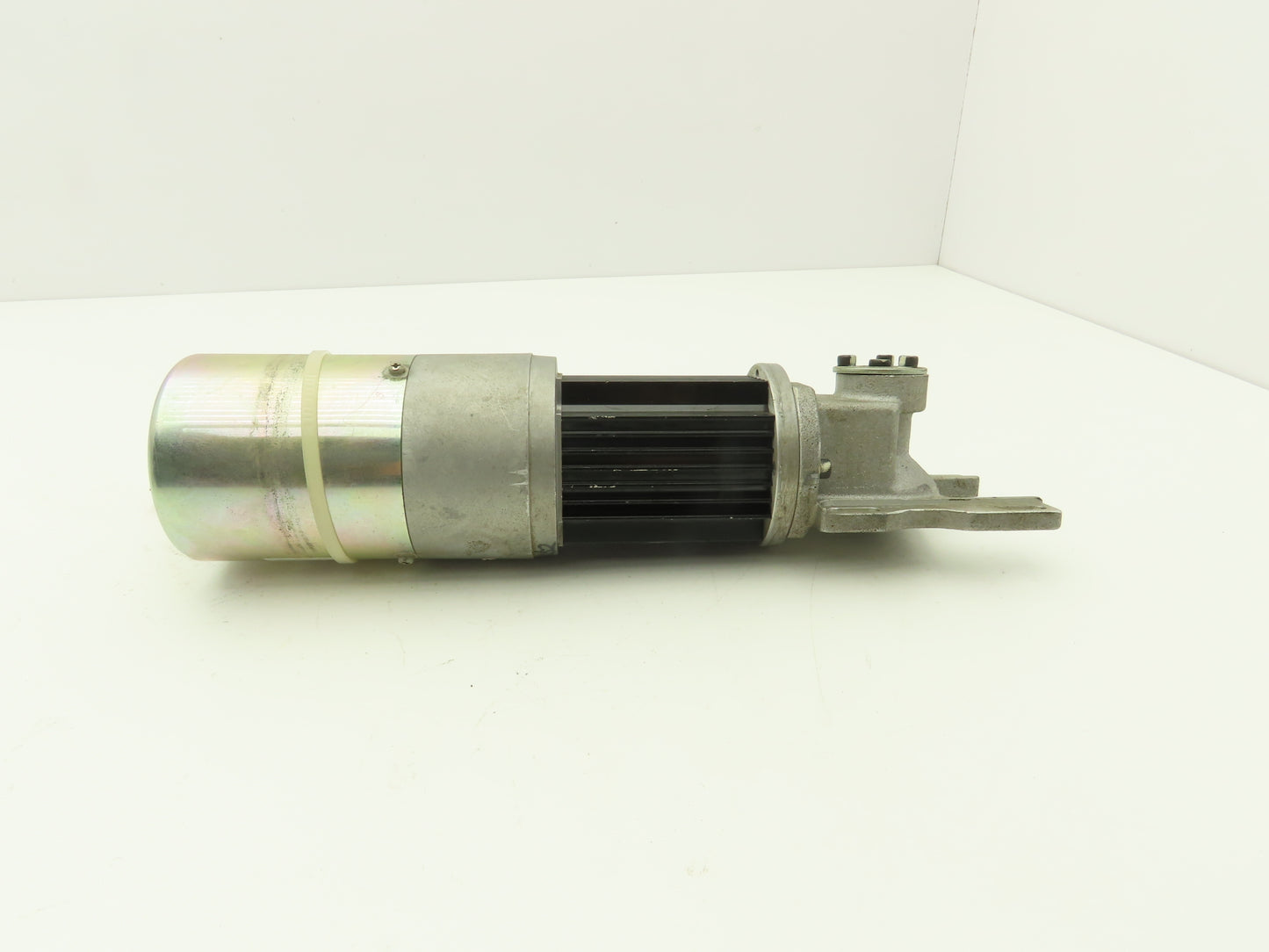 Yaskawa USASEM-02YRW12 AC Servo Motor 154W 3000rpm w/Encoder Right Angle Output