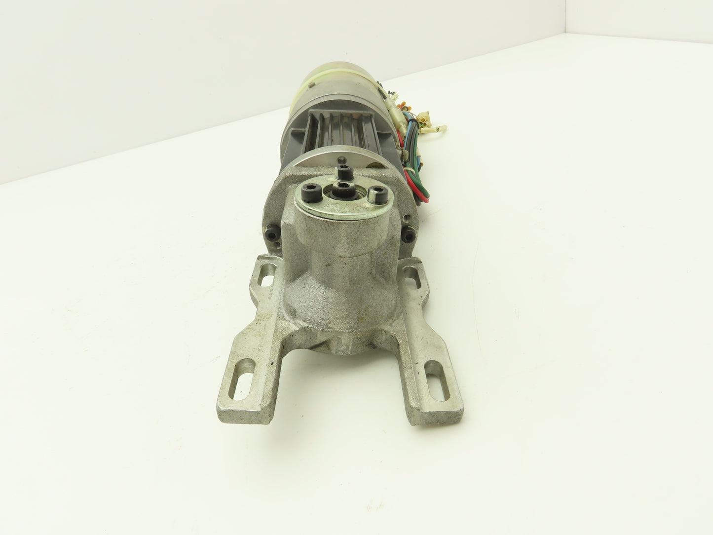 Yaskawa USASEM-02YRW12 AC Servo Motor 154W 3000rpm w/Encoder Right Angle Output