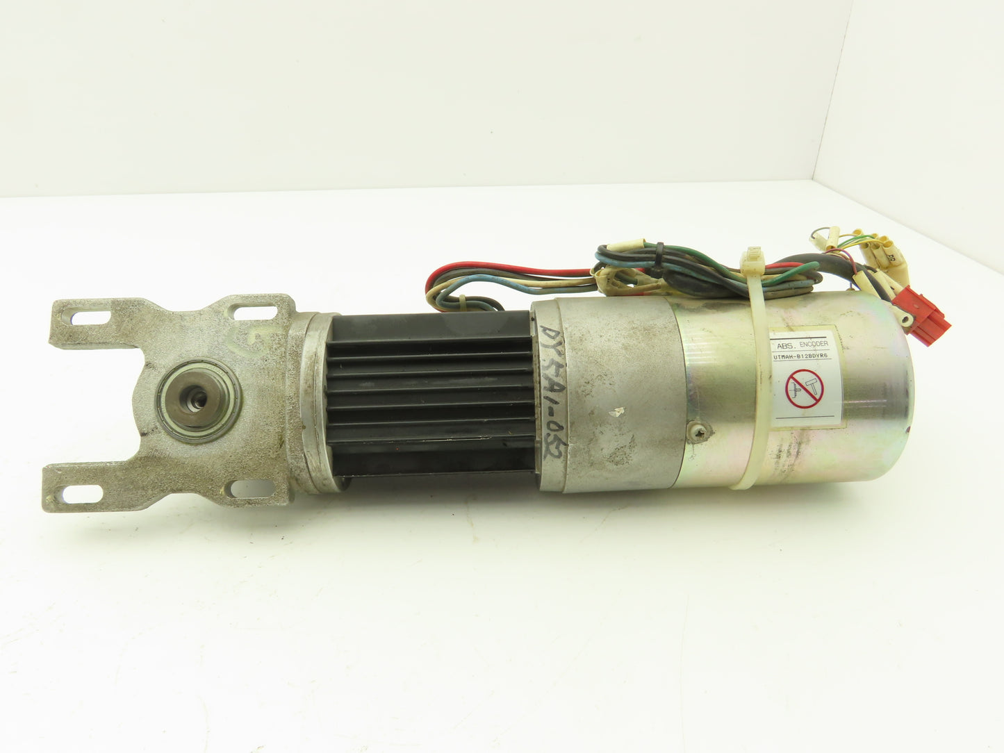 Yaskawa USASEM-02YRW12 AC Servo Motor 154W 3000rpm w/Encoder Right Angle Output