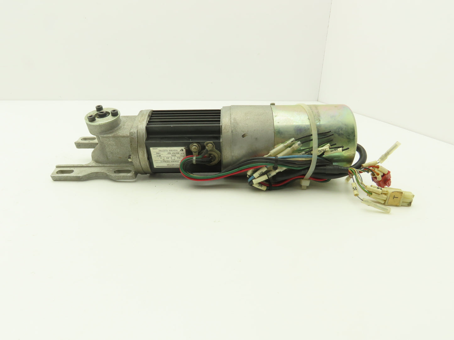Yaskawa USASEM-02YRW12 AC Servo Motor 154W 3000rpm w/Encoder Right Angle Output