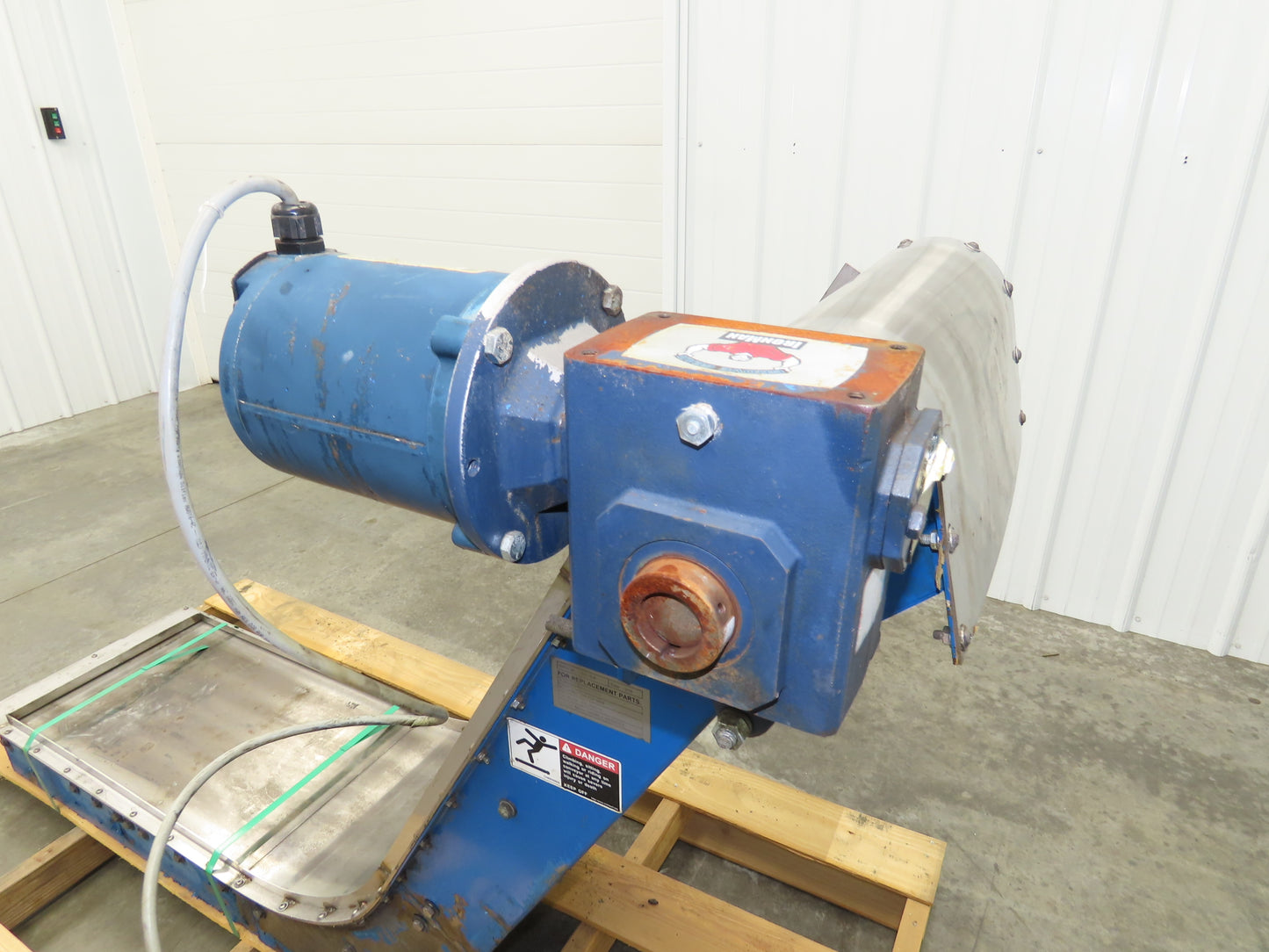 Puritan 16"W x 68"L Magnetic Belt-Free Incline Chip Conveyor 230/460V 3PH