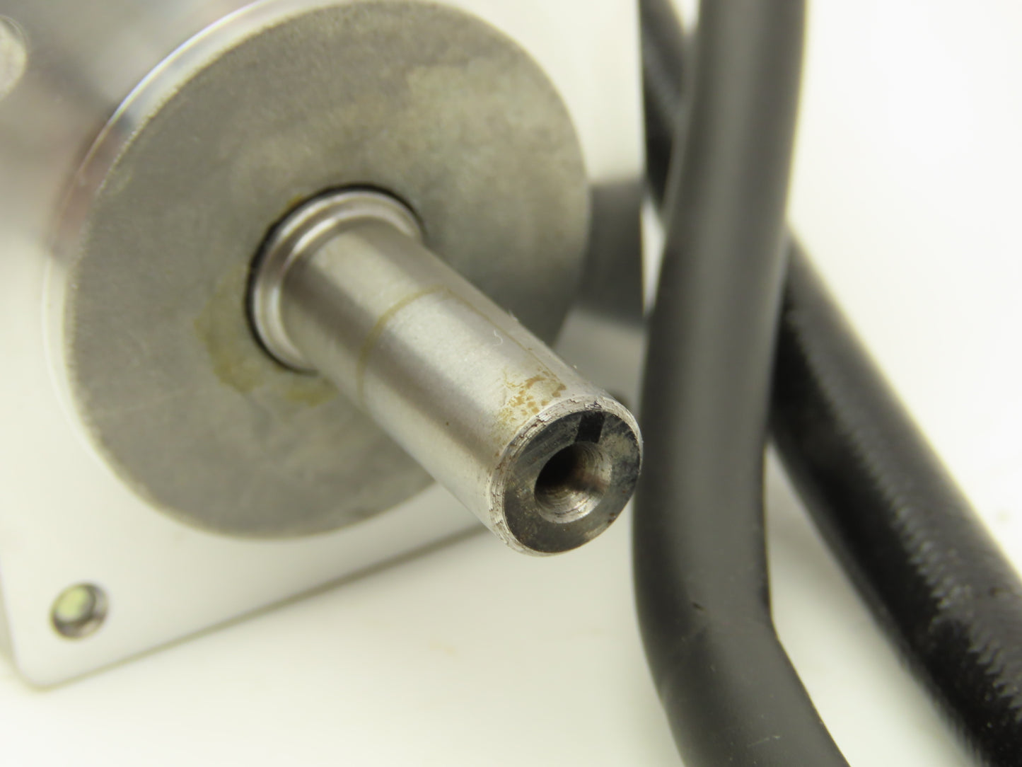 Mitsubishi AC Servo Motor 100W 3000 RPM 105V 0.7A Encoder OBA17-052