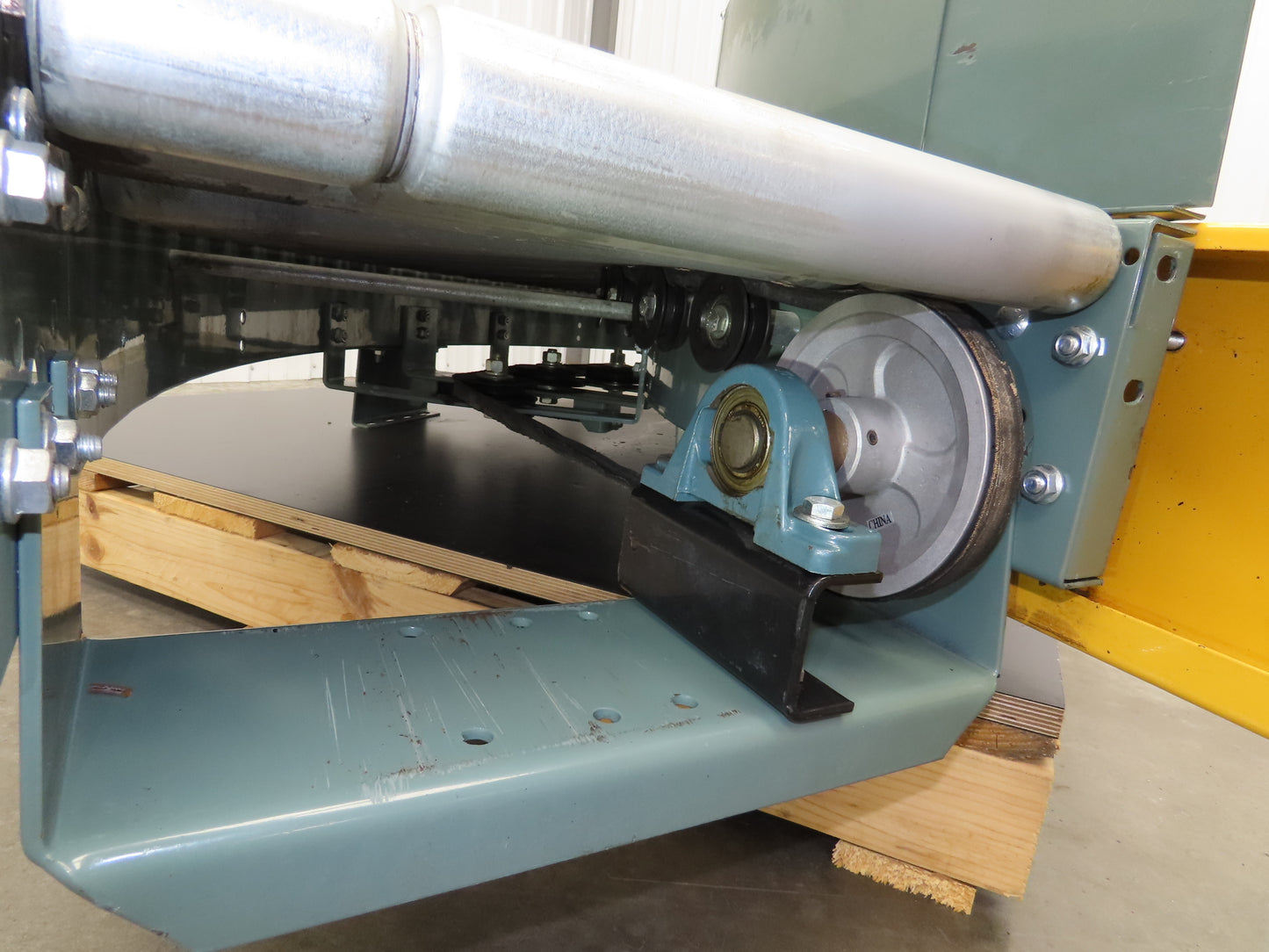 Hytrol 18"x 90° RH Curve Accumulation Roller Conveyor 15"BF V-Belt Slave Drive