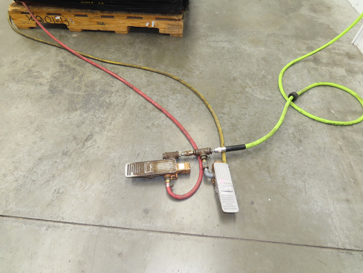 Airfloat Pneumatic Lift Tilt Table Tote Tipper 2000lbs 32° Degree 54x48" Top