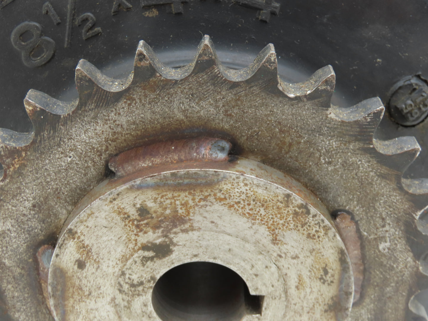 Solid Rubber Tire Lift 8-1/2"x 4" x 4" Chain Drive #50-28T Sprocket 1-1/8" Bore