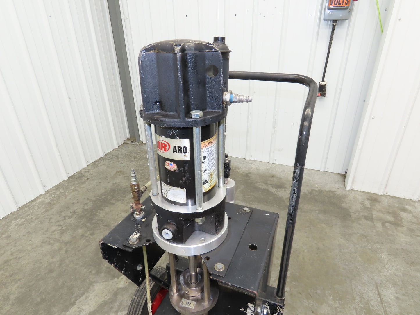 ARO 67120-P43 Pneumatic Extrusion Pump 6549 PSI 5 Gal Pail Lifter Unloader Cart