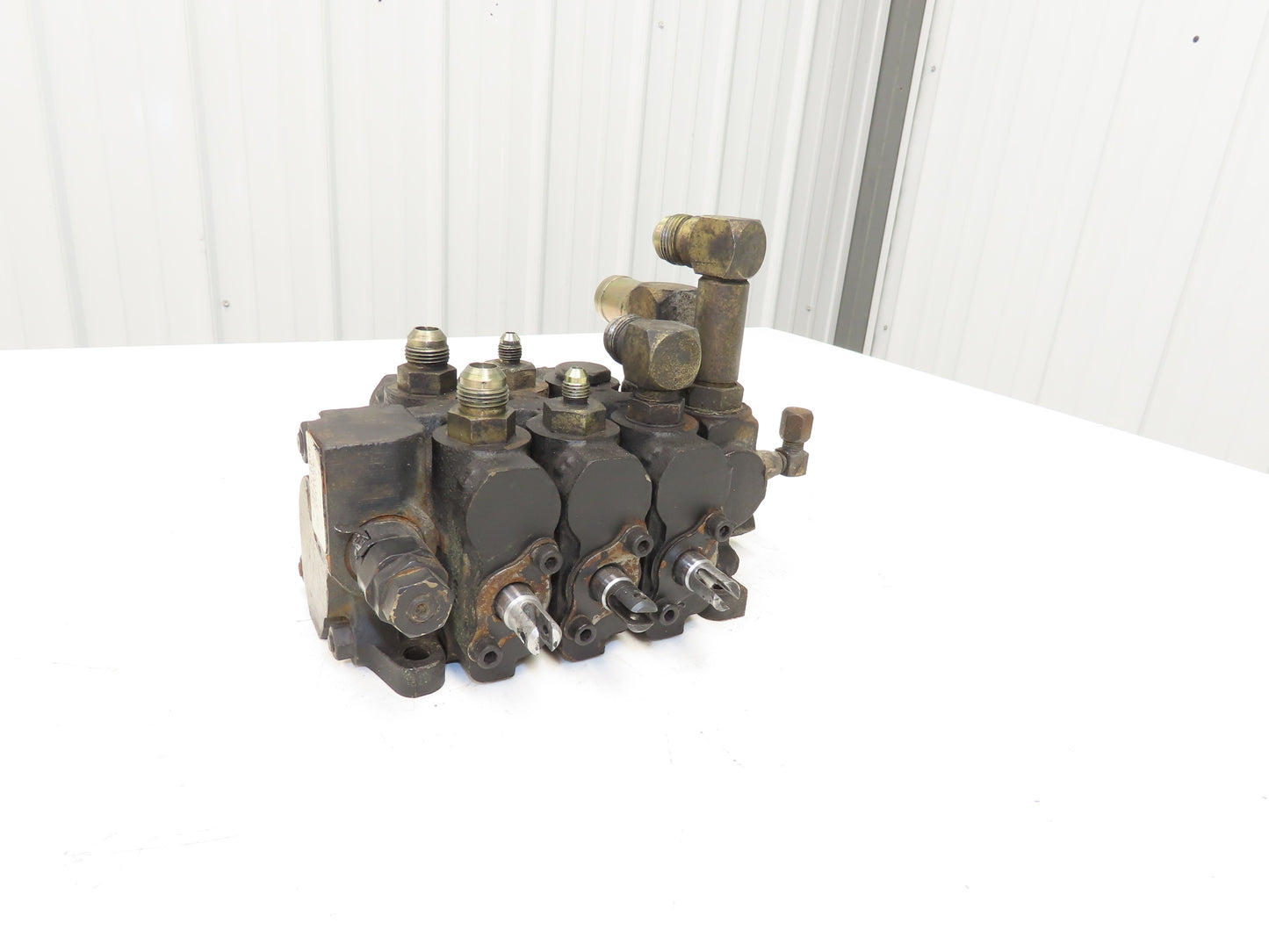 Husco 5000-C331 A Hydraulic 3-Spool Forklift Mast Control Valve Off E60Z-33