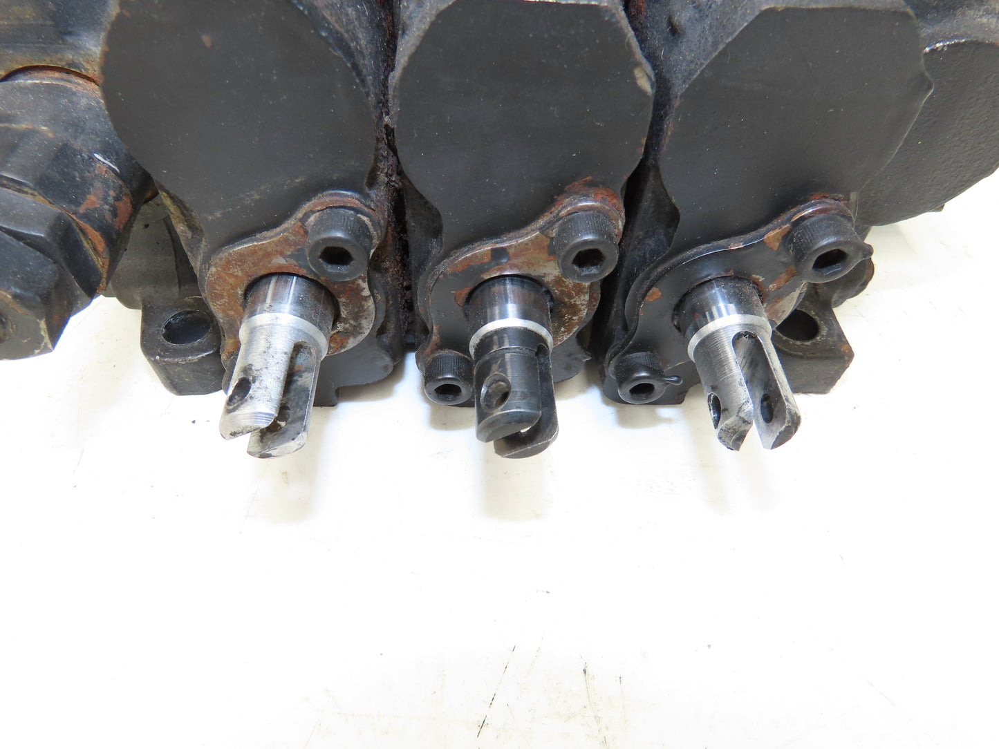 Husco 5000-C331 A Hydraulic 3-Spool Forklift Mast Control Valve Off E60Z-33