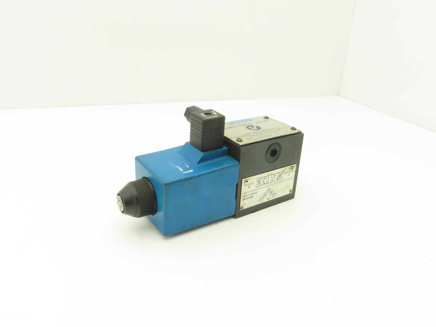 Vickers DG4S4 012B U H 60 Directional Control Solenoid Valve