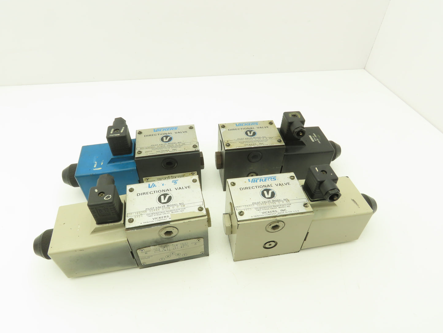 Vickers DG4S4 012B U H 60 Directional Control Solenoid Valve