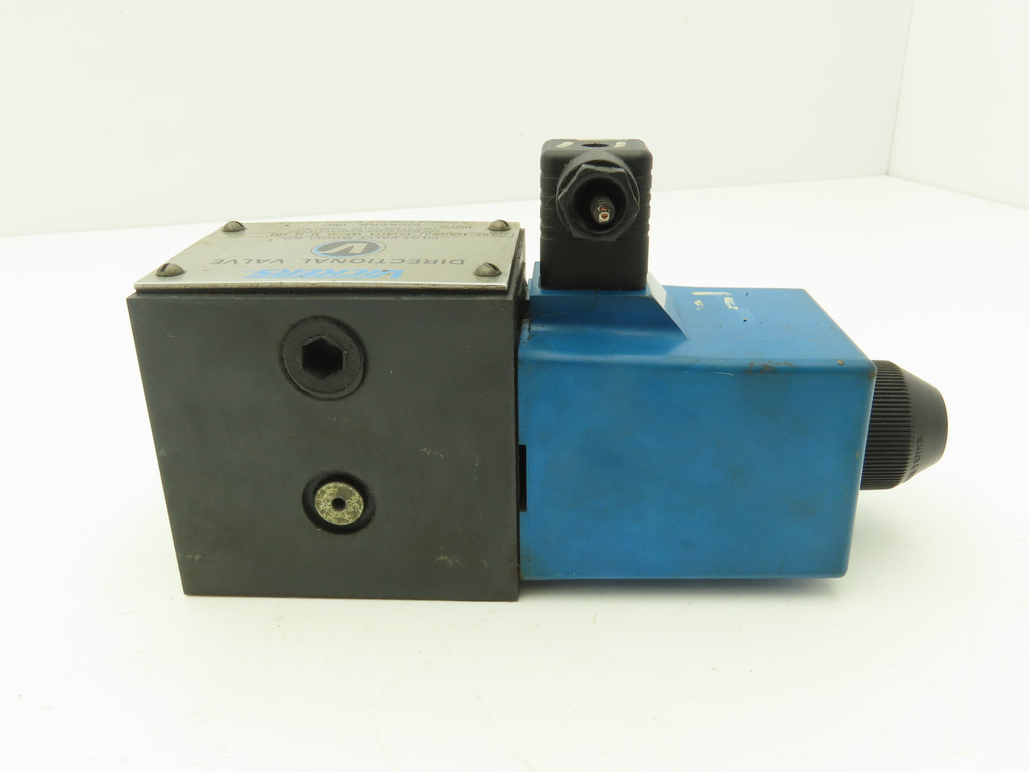Vickers DG4S4 012B U H 60 Directional Control Solenoid Valve