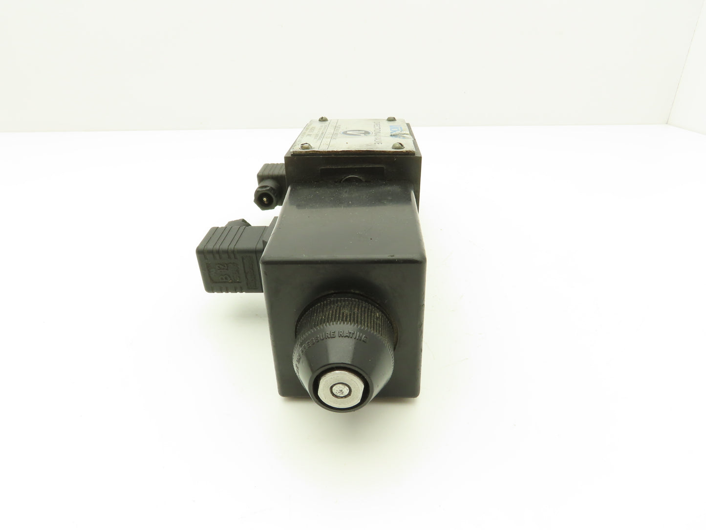 Vickers DG4S4 0133C U H 60 Directional Control Solenoid Valve
