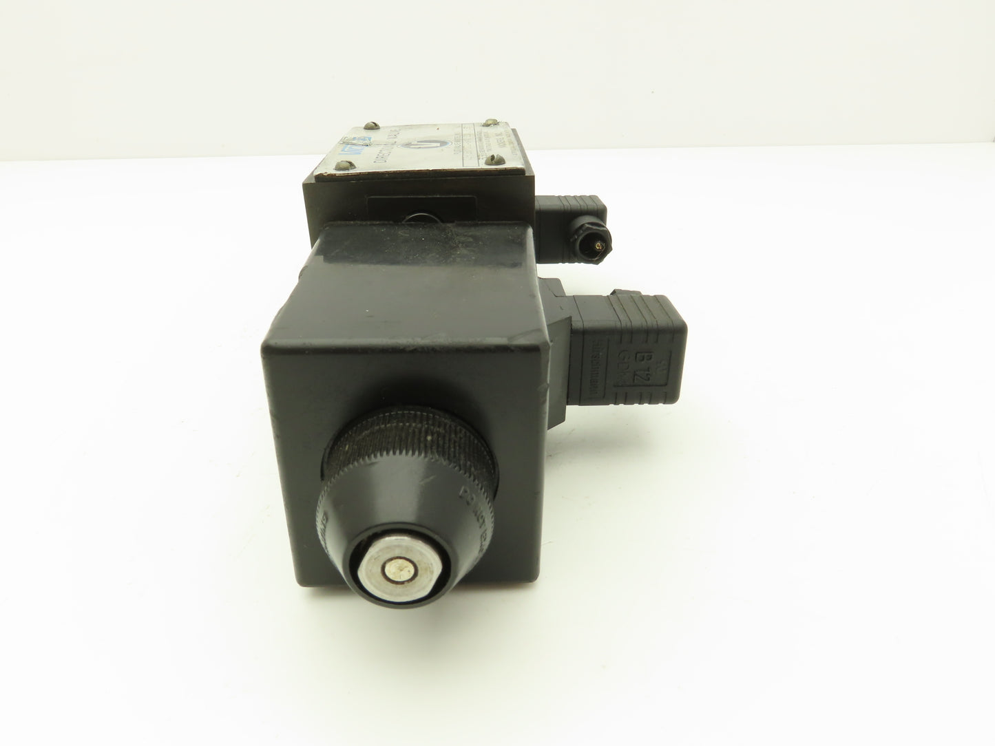 Vickers DG4S4 0133C U H 60 Directional Control Solenoid Valve