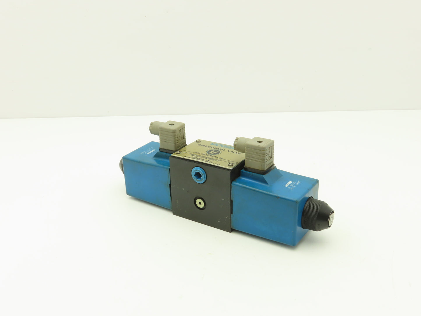 Vickers DG4S4 0133C U H 60 Directional Control Solenoid Valve