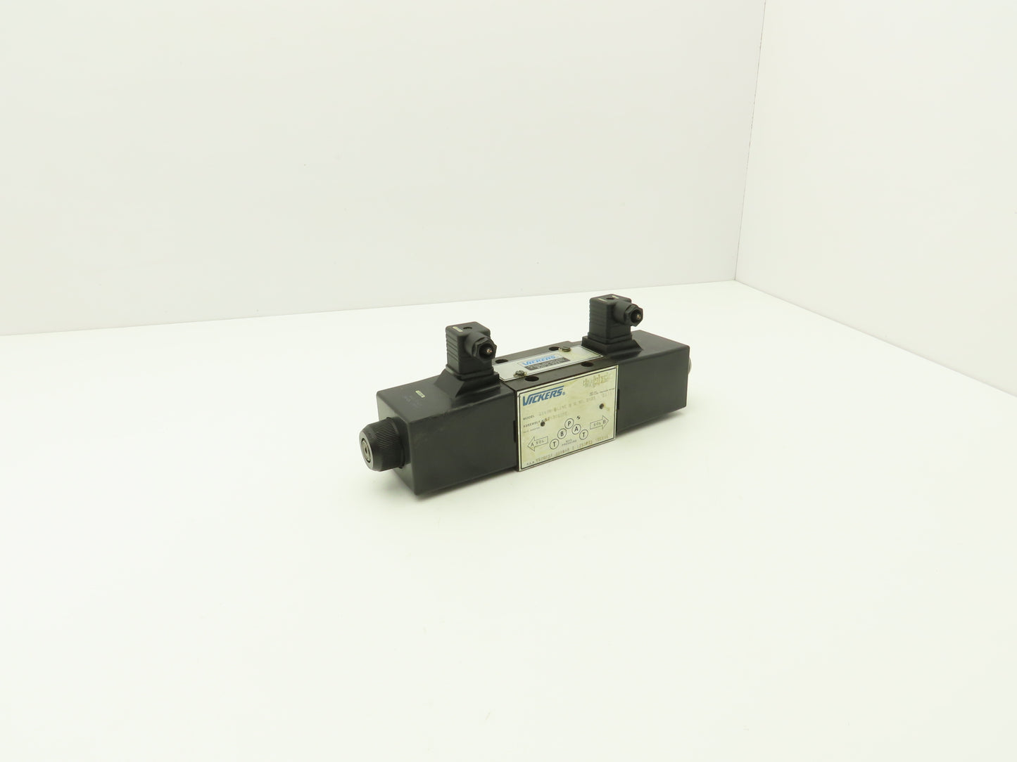 Vickers DG4S4 0131C U H 60 S495 Directional Control Dual Solenoid Valve 24VDC