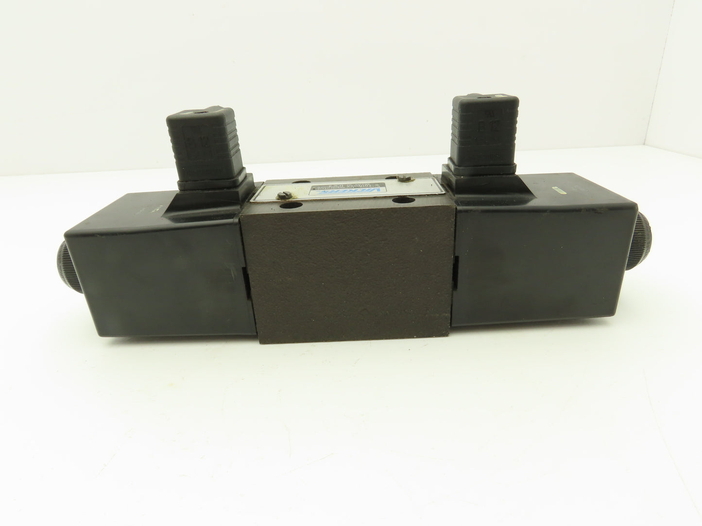 Vickers DG4S4 0131C U H 60 S495 Directional Control Dual Solenoid Valve 24VDC