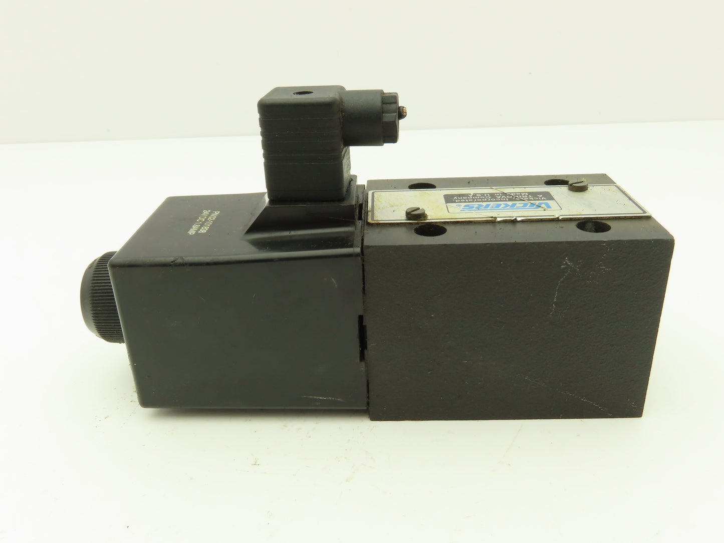 Vickers DG4S4 012B U H 60 S495 Directional Control Solenoid Valve 24VDC
