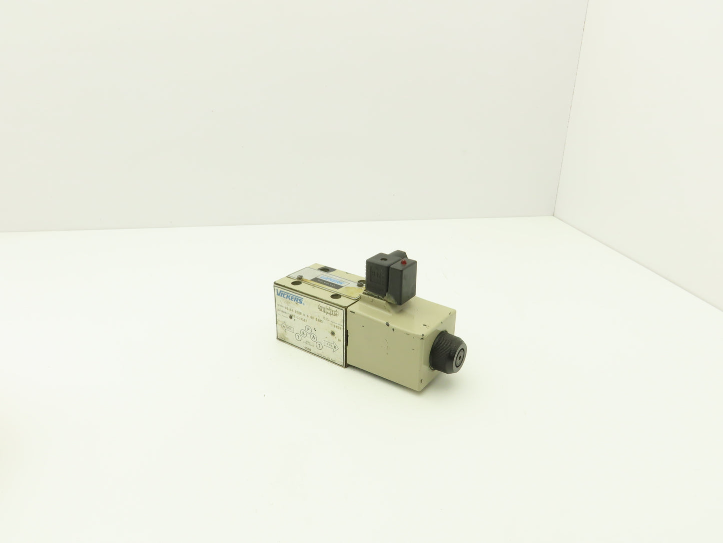 Vickers DG4S4 012B U H 60 S495 Directional Control Solenoid Valve 24VDC