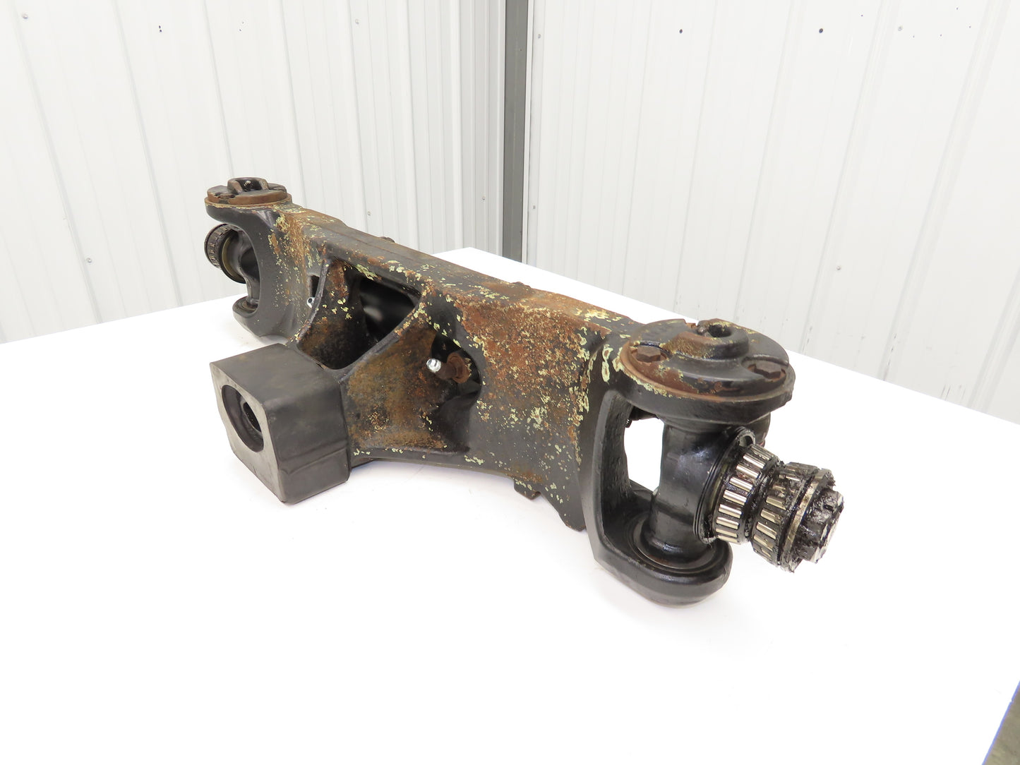 Hyster E60Z-33 Electric Forklift Rear Axle Dual Hydraulic Steering Assembly