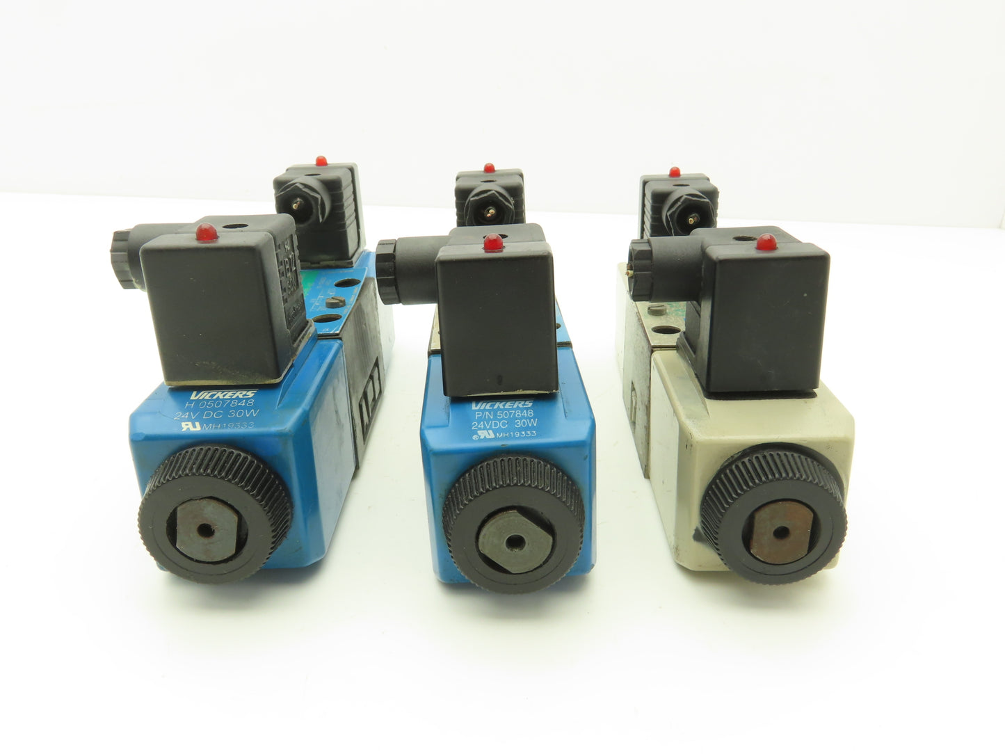 Vickers DG4V-3S-2C-M-U-H5-60 Hydraulic Directional Solenoid Valve 24VDC Lot of 3