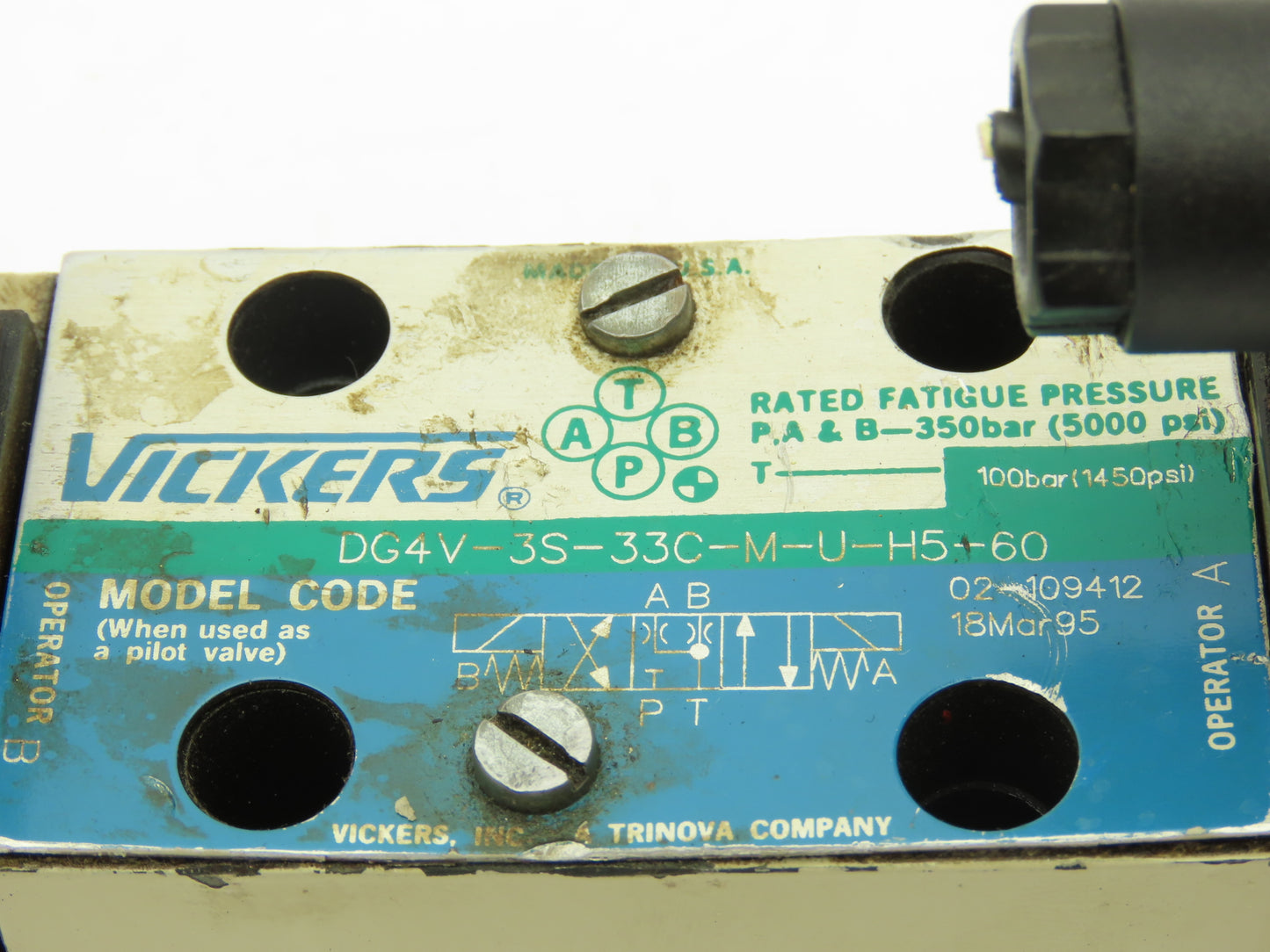 Vickers DG4V-3S-33C-M-U-H5-60 Hydraulic Directional Solenoid Valve 24V Lot of 2