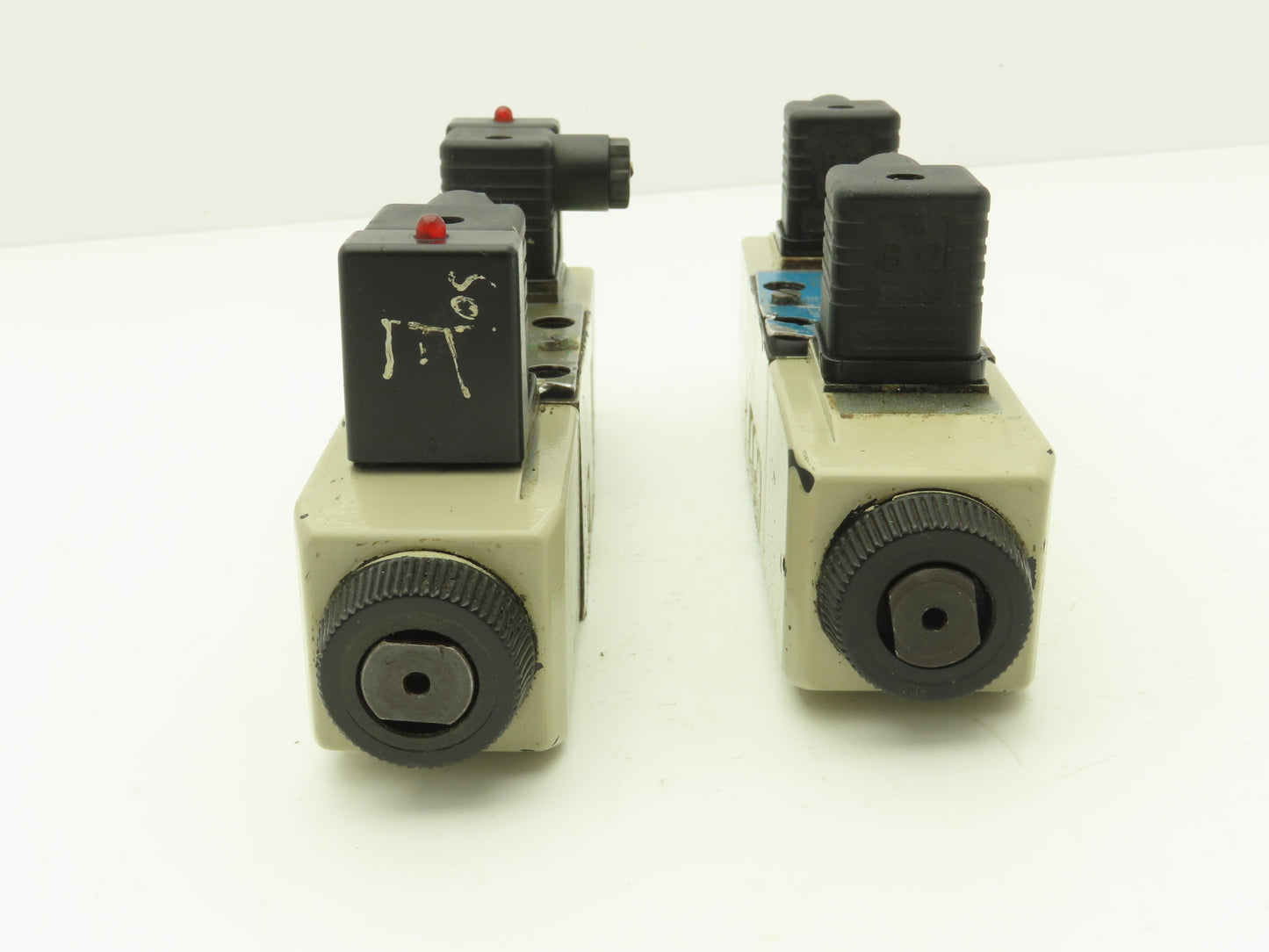 Vickers DG4V-3S-33C-M-U-H5-60 Hydraulic Directional Solenoid Valve 24V Lot of 2