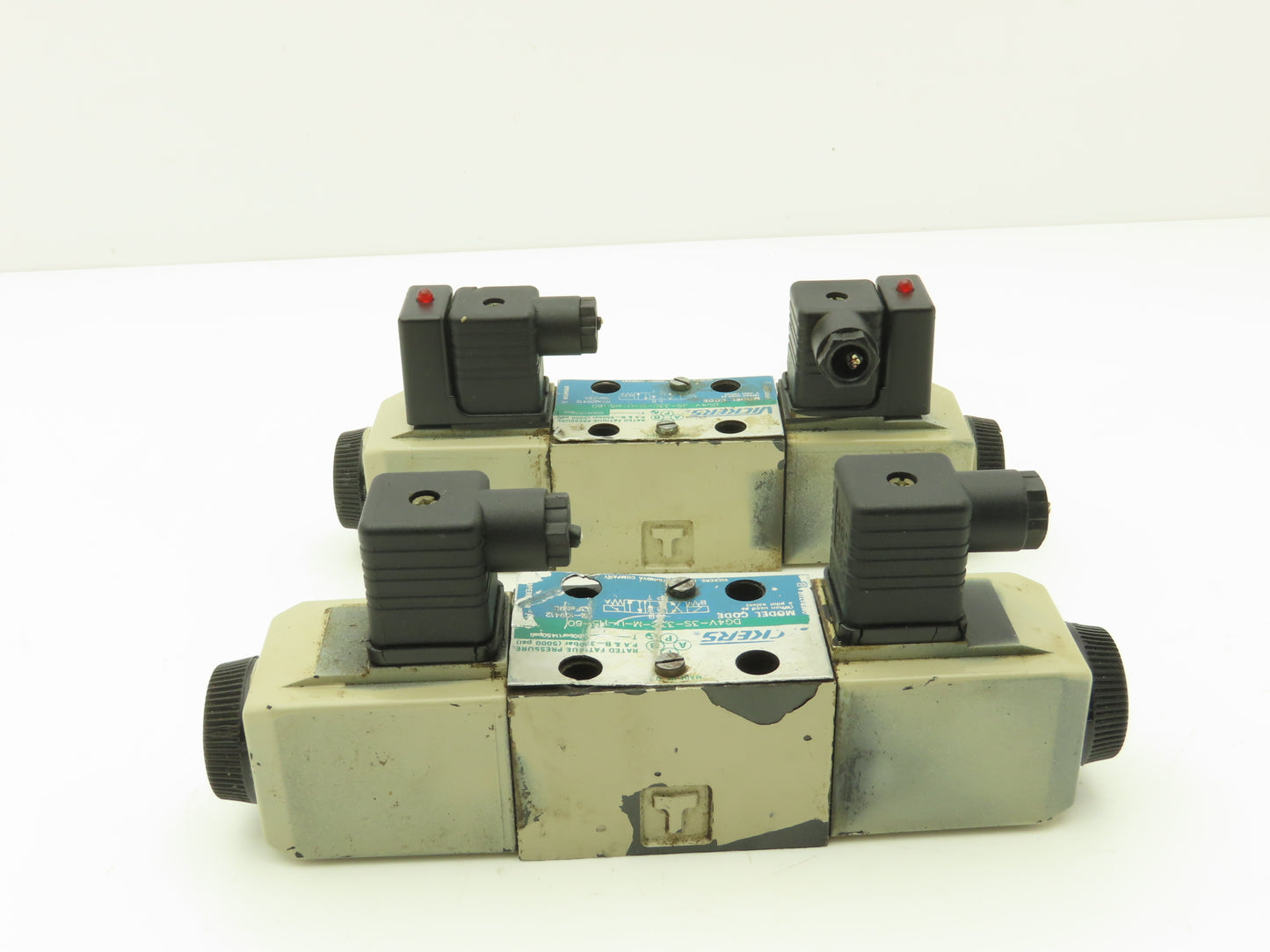 Vickers DG4V-3S-33C-M-U-H5-60 Hydraulic Directional Solenoid Valve 24V Lot of 2