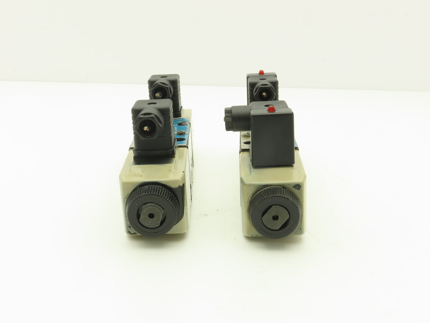 Vickers DG4V-3S-33C-M-U-H5-60 Hydraulic Directional Solenoid Valve 24V Lot of 2
