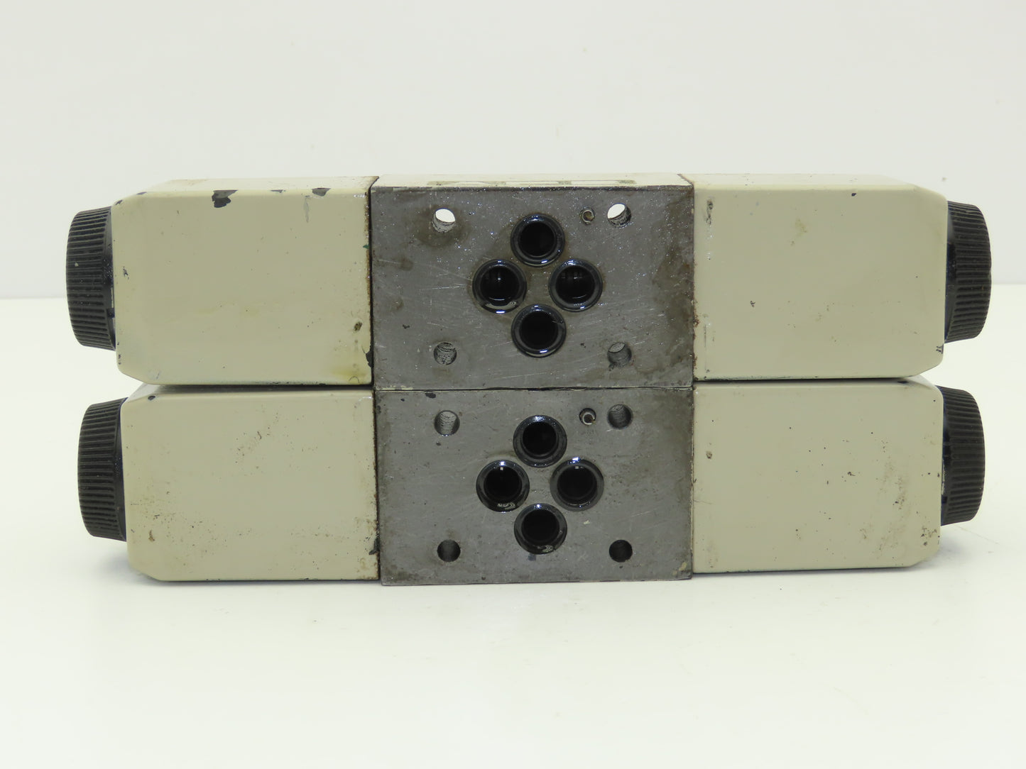 Vickers DG4V-3S-33C-M-U-H5-60 Hydraulic Directional Solenoid Valve 24V Lot of 2