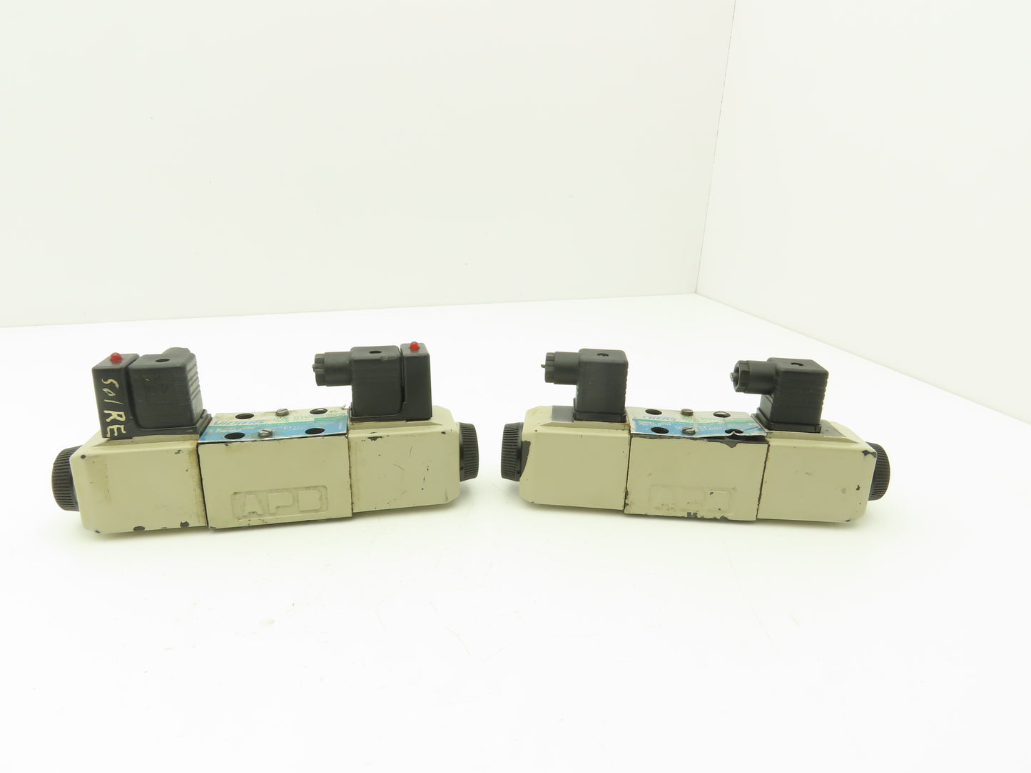Vickers DG4V-3S-33C-M-U-H5-60 Hydraulic Directional Solenoid Valve 24V Lot of 2